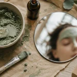 Masque à l'argile verte sur visage, argile crème