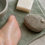 Pierre ponce pieds : peau humide adoucie par frottement correct