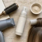 Volume cheveux fins : racines décollées, soins légers et produit coiffant