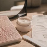 Crème pour kératose visage : pot et texture cutanée