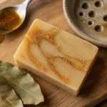 Savon miel bio au vrai miel, surgras utile, texture ambrée.