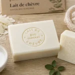 Savon au lait de chèvre bio sur table bois, peau apaisée